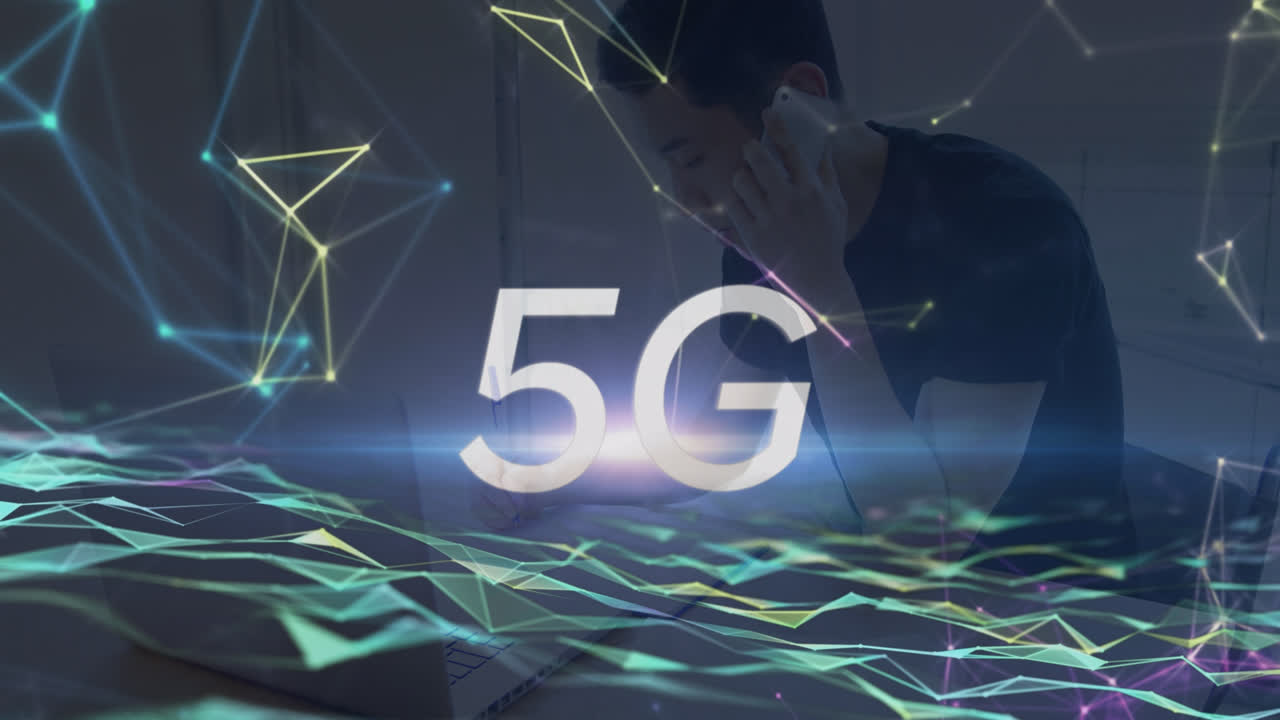 animazione di testo 5g e rete di connessioni uomo utilizzando il computer