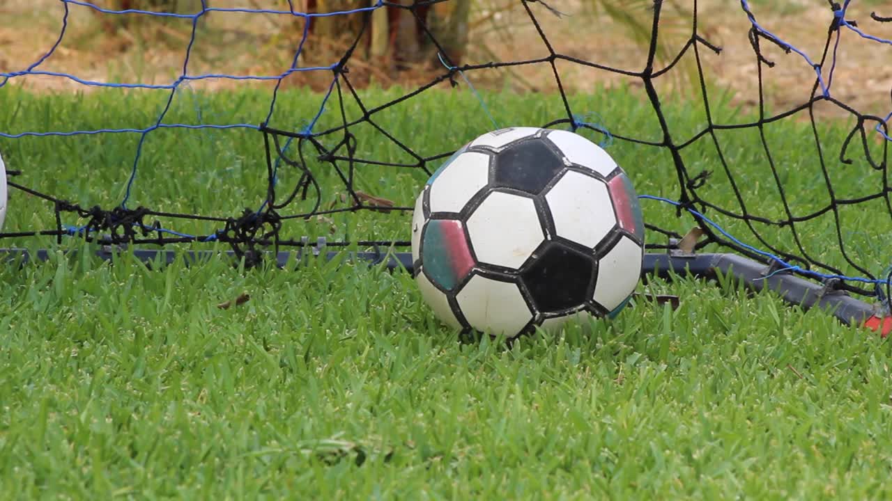 En ensom fodbold i græsset.