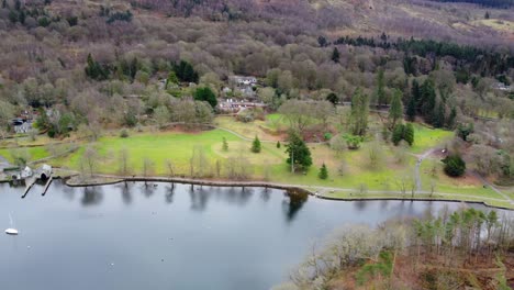 filmische luftaufnahmen von fell foot on lake windermere, einem park am seeufer mit atemberaubendem blick auf die cumbrian mountains