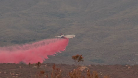 chorro que produce y libera humo de color naranja durante el espectáculo aéreo