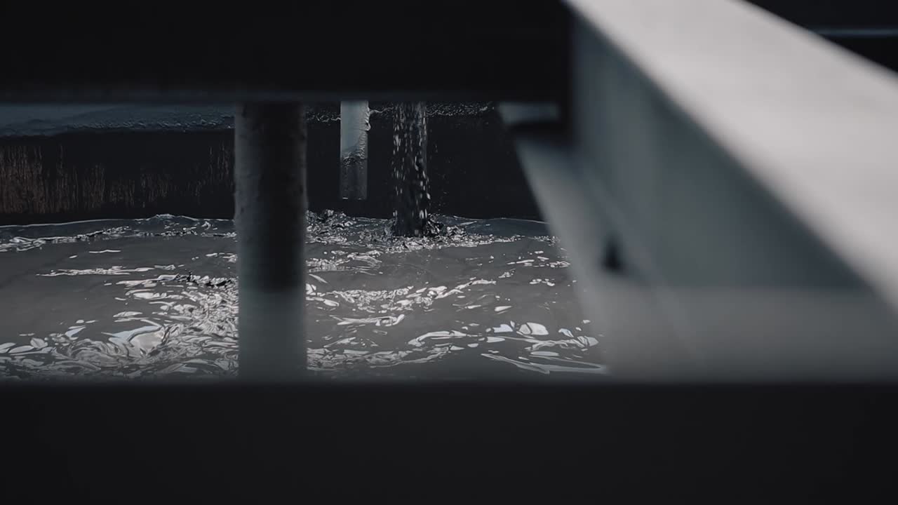 산업 발레에서, 어두운 광산 물은 체계적으로 보관  ⁇ 크로  ⁇ 핑되며, 광산 작업이 직면한 가혹한 현실과 환경적 도전을 강조합니다.