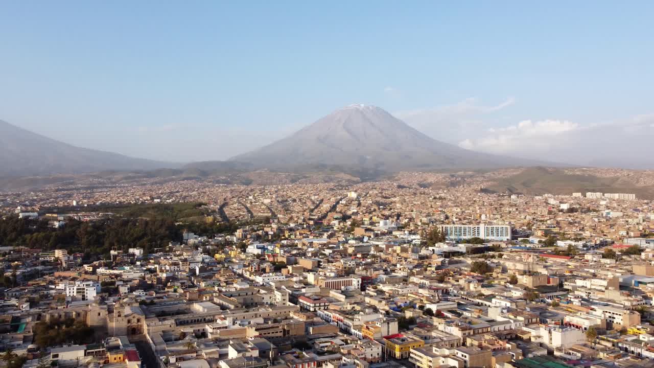 Vista aérea de la ciudad de Arequipa con majestuosas montañas en Perú