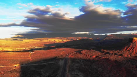 descenso aéreo sobre la escena de la carretera en el suroeste de estados unidos