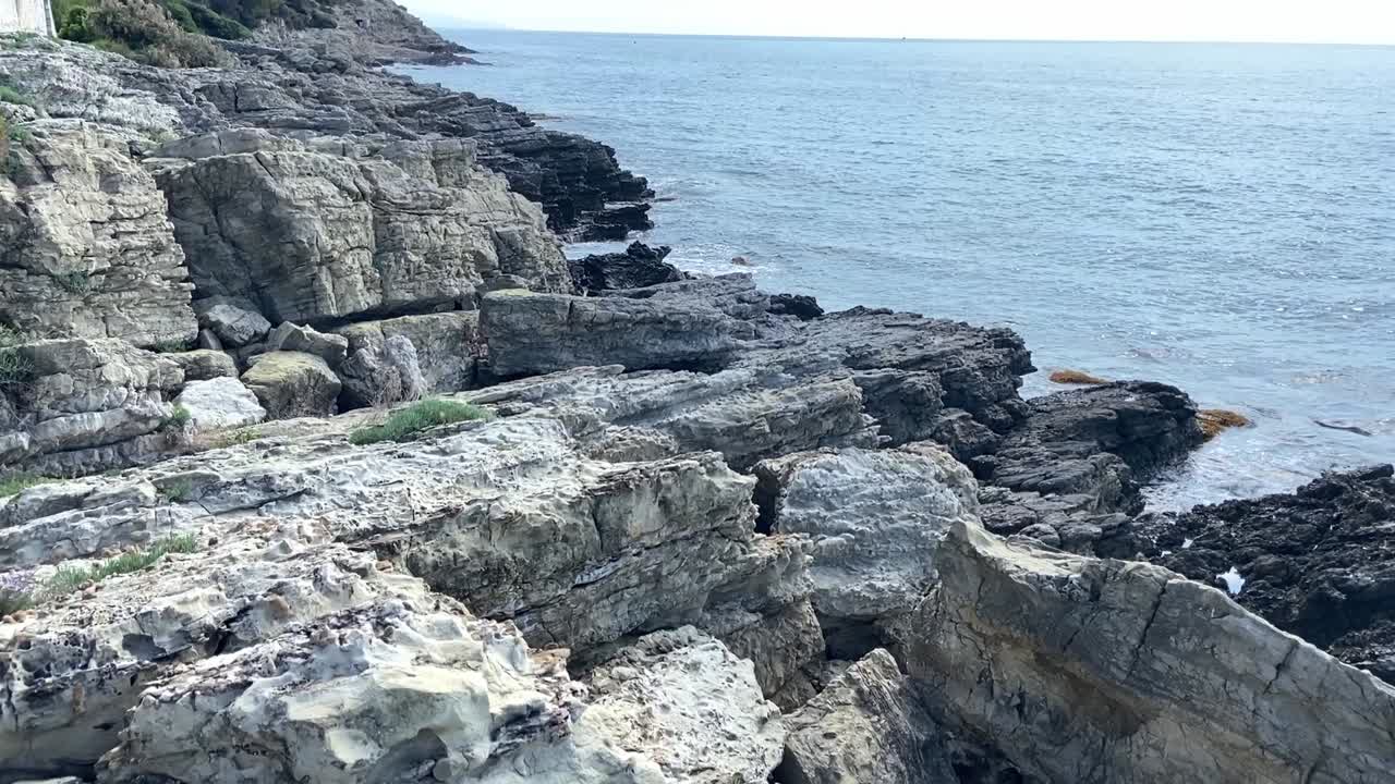 프랑스 리비에라의 험준한 해안 풍경