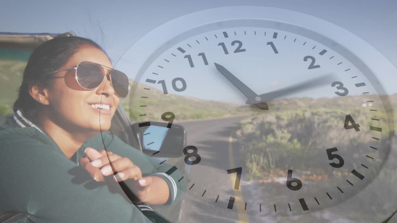Donna appoggiata alla portiera dell'auto, che si sistema gli occhiali da sole mentre l'auto è in movimento, con un orologio sovrapposto che ruota, a indicare il viaggio.