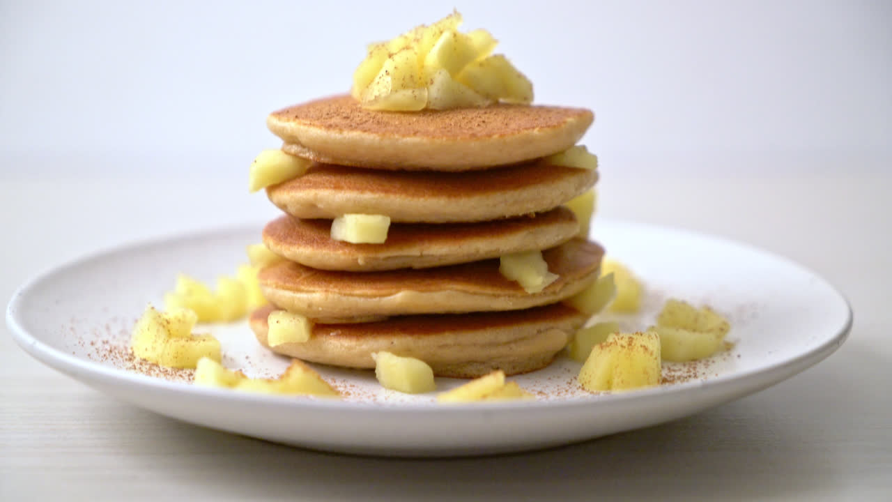 사과 팬케이크 또는 사과 크레프와 간장 가루