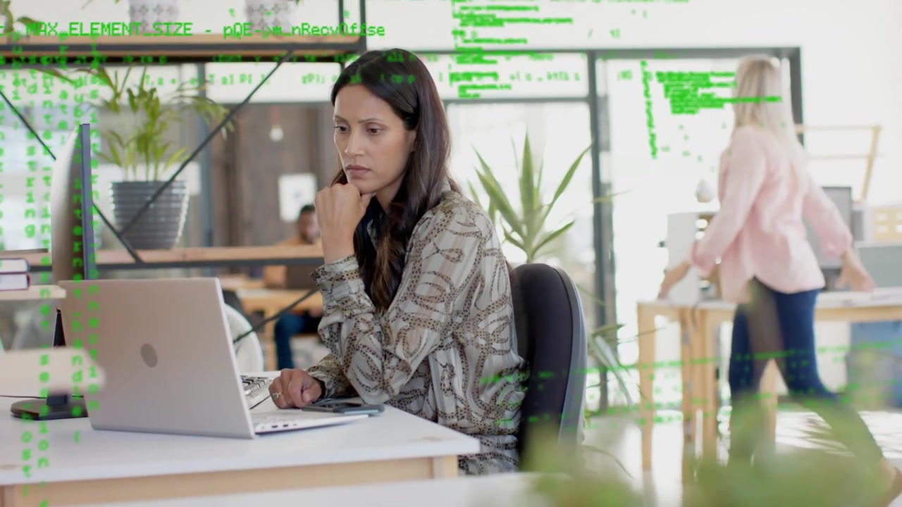 Donna d'ufficio che digita sul laptop, i tasti premuti generano una sovrapposizione di codice verde che si diffonde visualizzando i dati.