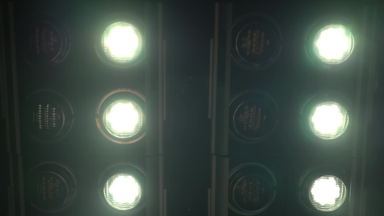 imágenes realistas de la luz del escenario parpadeando rayos de reflectores a través del humo