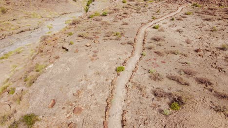 Sobrevuelo-Aéreo-De-4k-Sobre-El-Camino-Del-Desierto-De-Mojave,-Día-Despejado