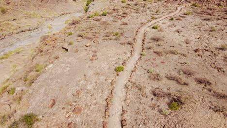 vuelo aéreo de 4 km sobre el camino del desierto de mojave, día despejado