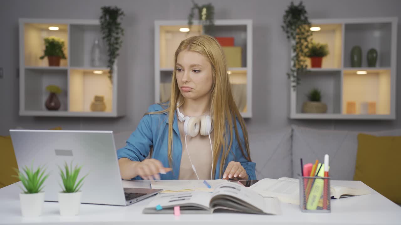 estudiantes mujeres viendo información y contenido útil.