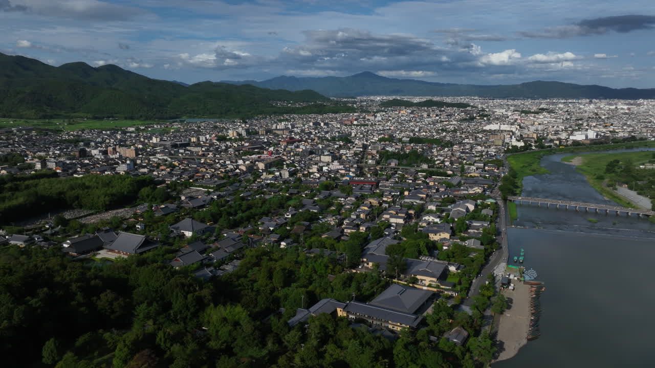 fotografía aérea de la zona de sagatenryuji susukinobabacho, verano en kyoto, japón