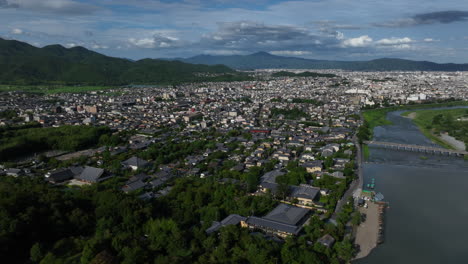 Toma-Panorámica-Aérea-Del-área-De-Sagatenryuji-Susukinobabacho,-Verano-En-Kioto,-Japón.