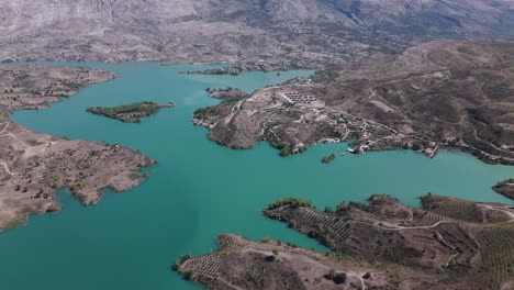 panorama aéreo del lago verde en las montañas taurus, oymapinar, provincia de antalya, turquía