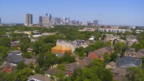 Drone-view-of-homes-in-affluent-upper-middle-class-Neighborhood-in-Houston,-Texas