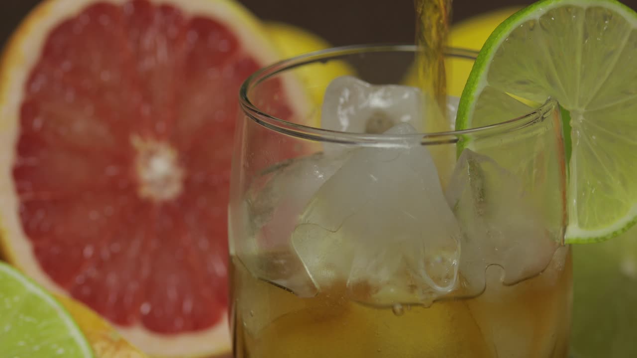 위스키, 코냐크, 리커를 병에서 유리 컵에 부어. 클로즈업