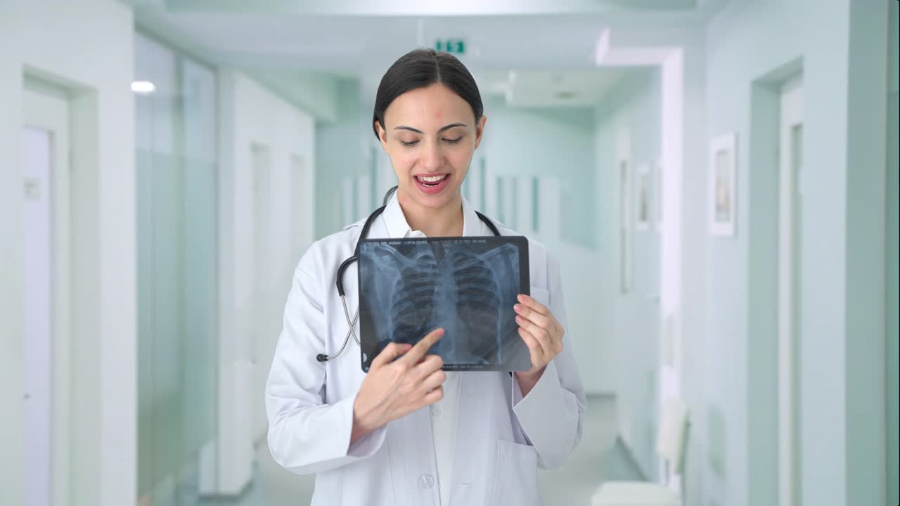 doctora india feliz explicando los rayos x al paciente
