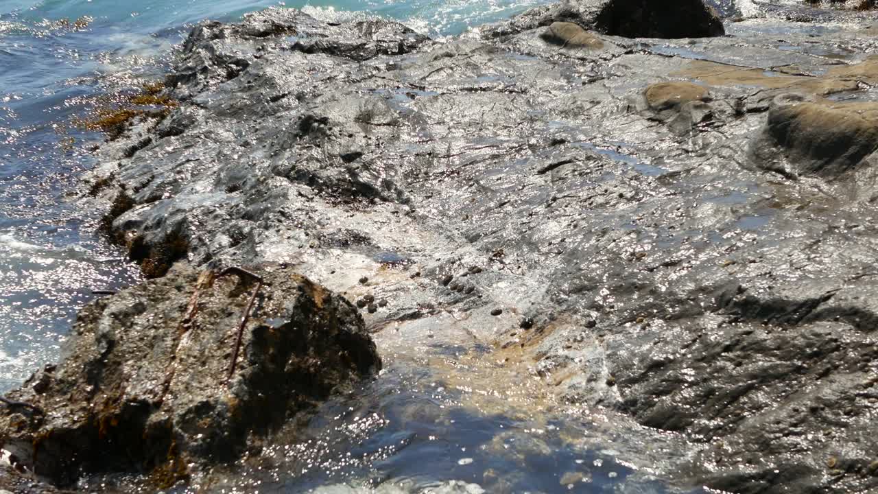 파도가 들어오고 있습니다.