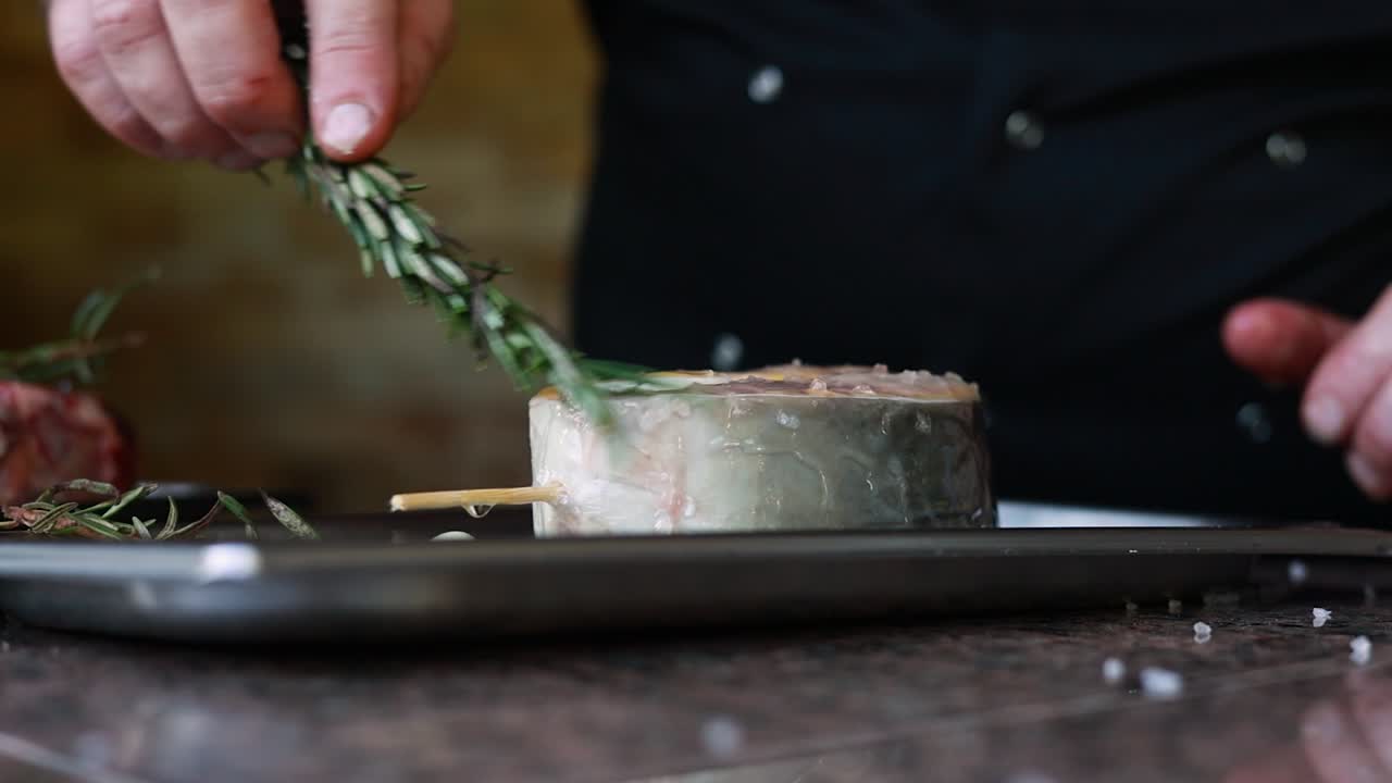 chef preparando un plato de pescado
