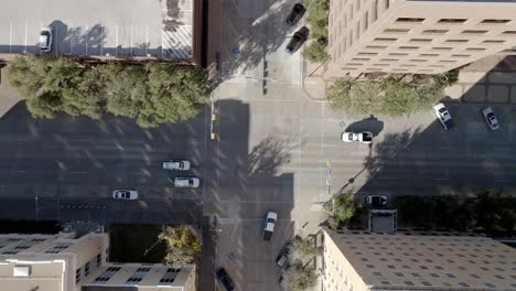 Intersección-De-Tráfico-Con-Autos-Moviéndose-En-Abilene,-Texas-Y-Video-De-Drones-Mirando-Hacia-Abajo