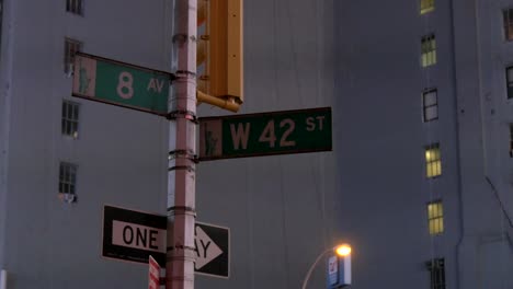 letrero de la calle intermitente en la luz nueva york