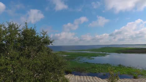 Mañana-En-El-Lago-Tohopekaliga-Desde-El-Parque-Frente-Al-Lago-En-El-Condado-De-Osceola,-Florida