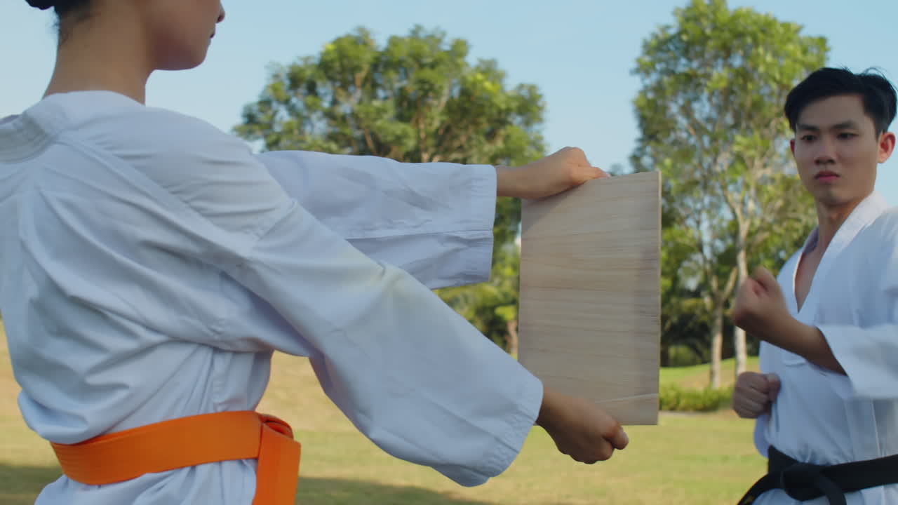 V1-0034_2023.12.14 DI Trung Crossmedia People practising taekwondo00000000.mov