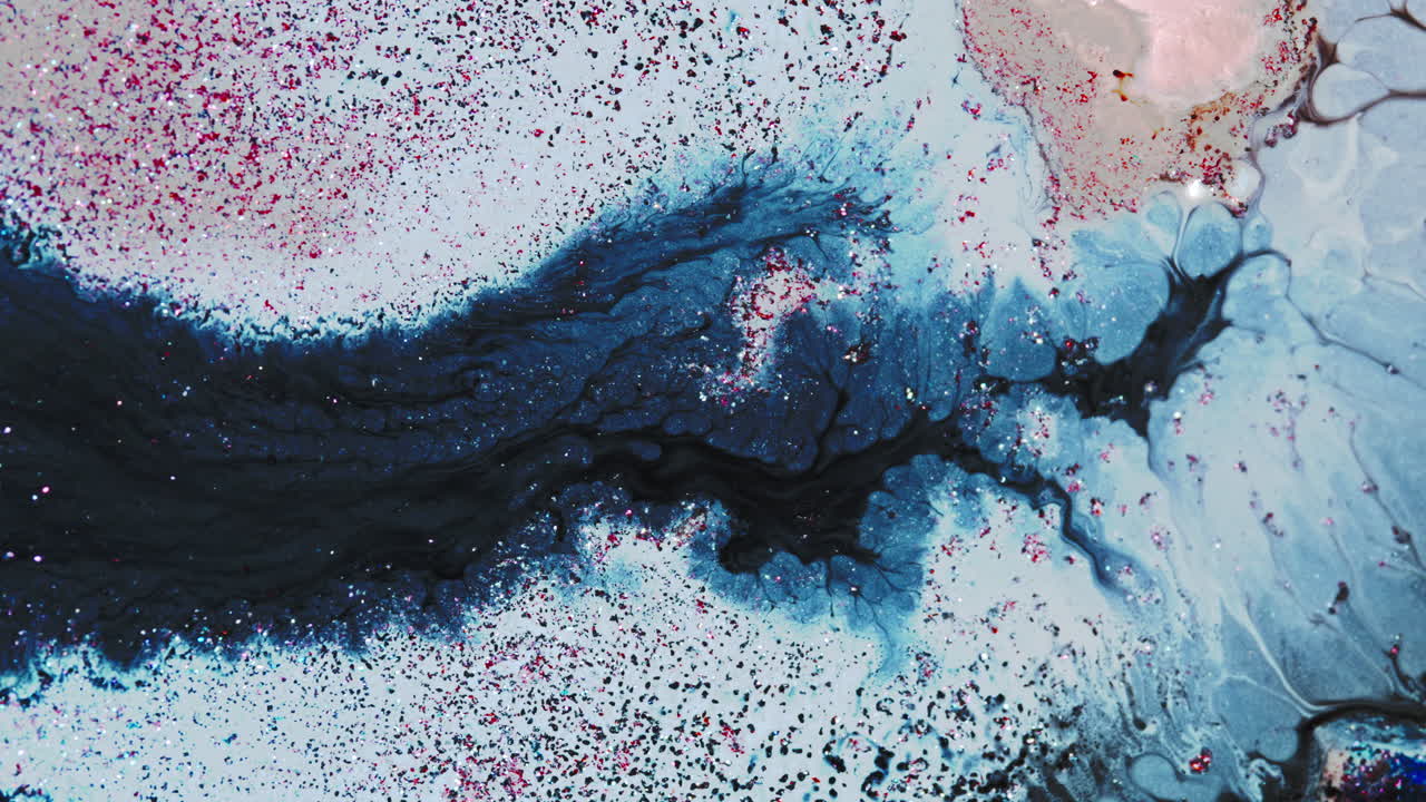 un río giratorio de pintura azul y negra fluye sobre el blanco, con acentos brillantes