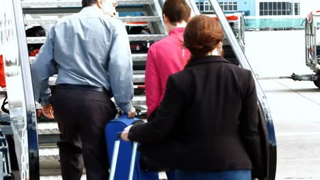 Commuters-moving-up-on-a-airstair