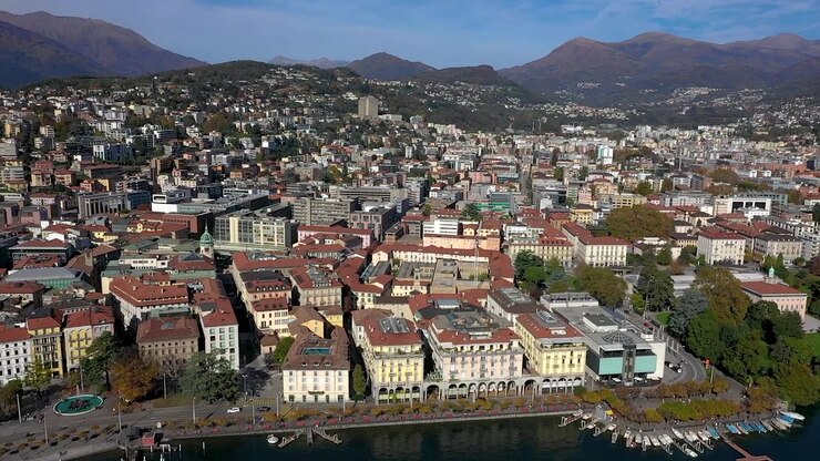 Vista panoramica della città di Lugano e del suo lungolago in una splendida giornata di sole a ottobre.