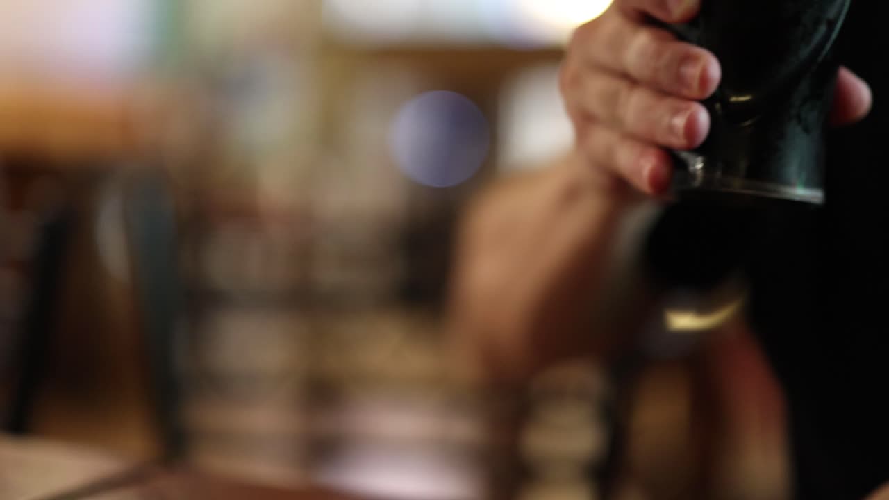 secuencia de una pinta de cerveza que se vierte y se sirve