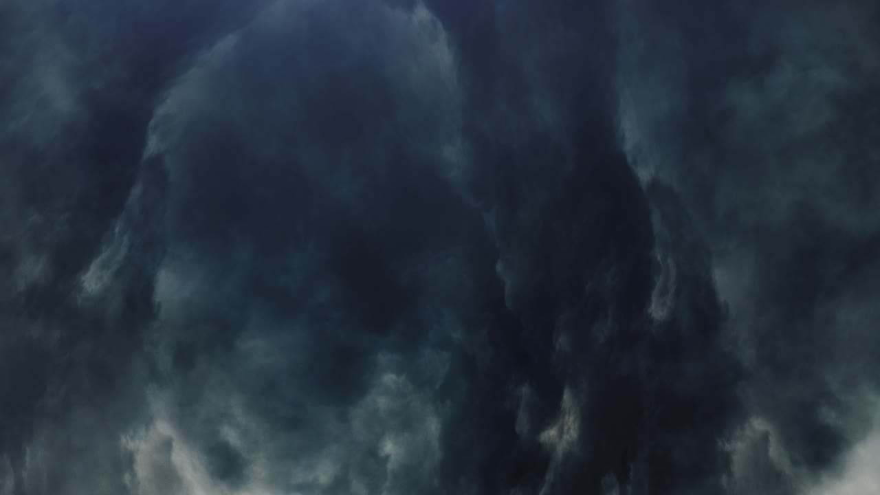 tormenta eléctrica pov ocurre dentro de nubes cumulonimbus oscuras