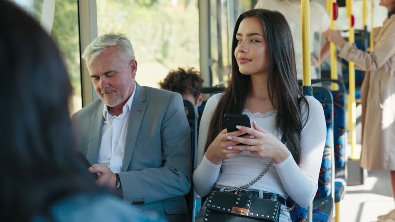 아름다운 갈색 소녀는 드폰을 들고 소셜 미디어를 탐색하고 있습니다.