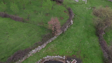 Luftaufnahme-Eines-Brunnens-Auf-Dem-Friedhof-Mit-Alten-Mittelalterlichen-Grabsteinen-Stekak