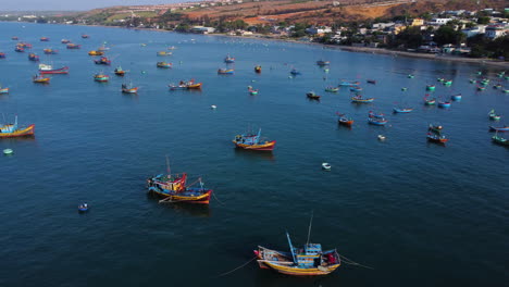 Vista-Aérea-De-La-Aldea-De-Pescadores-En-El-Puerto-De-Mui-Ne-Vietnam-Asia,-Drones-Vuelan-Sobre-El-Barco-Para-Pescar-En-Una-Remota-Ciudad-Costera