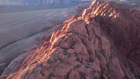 Imágenes-Aéreas-De-La-Formación-De-Roca-Roja-En-Las-Vegas-Durante-La-épica-Puesta-De-Sol,-Drone-Vuela-Cerca-Del-Cañón