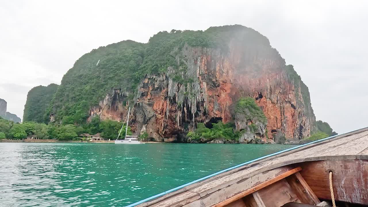 경치 좋은 보트 타기 크라비의 놀라운 절벽을 지나
