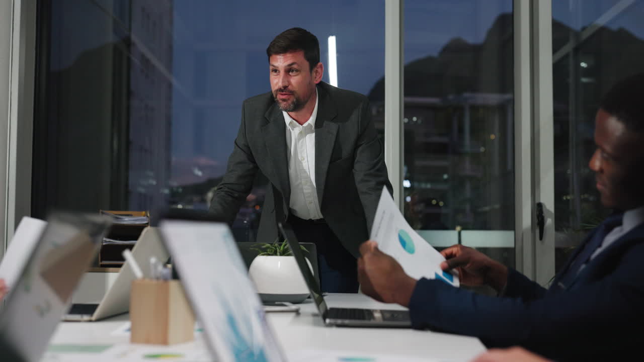 Forretningsmand leder diskussion til møde på moderne kontor