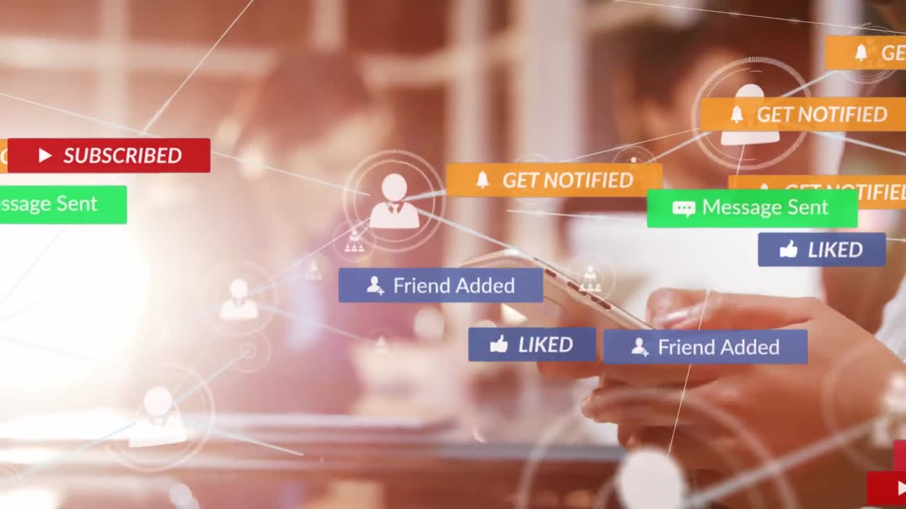 연결된 아이콘의 애니메이션, 알림 바, 드폰으로 채팅하는 아프리카계 미국인 여성