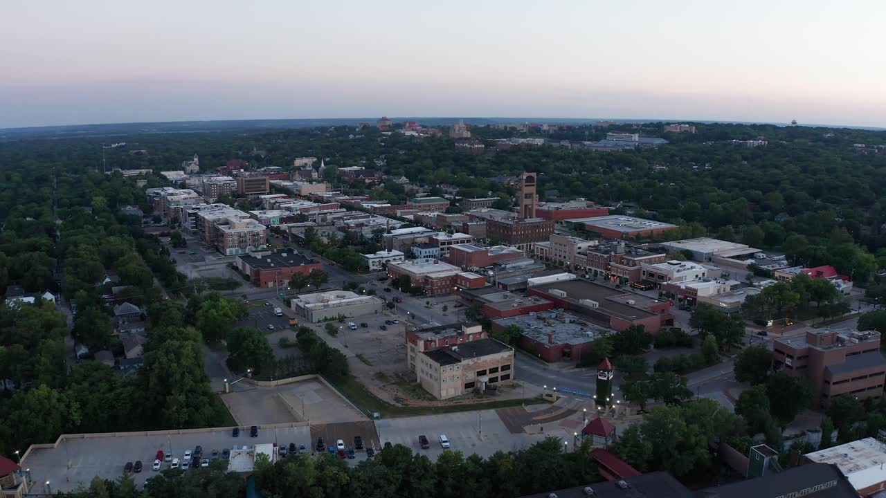 primer plano descendente aéreo del centro de lawrence, kansas al atardecer