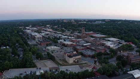 Primer-Plano-Descendente-Aéreo-Del-Centro-De-Lawrence,-Kansas-Al-Atardecer