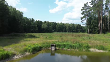 „Die-Drohne-Gleitet-über-Den-Im-Morgengrauen-Erleuchteten-See-Europas-Und-Gibt-Den-Blick-Auf-Eine-Ruhige-Lagune,-üppige-Wälder-Und-Natürliche-Teiche-Frei