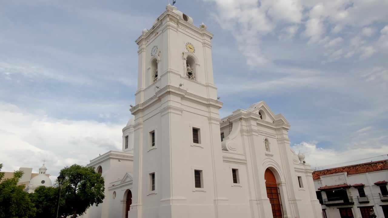 tiro de mano iglesia colonial blanca en santa marta colombia catedral basílica hito histórico