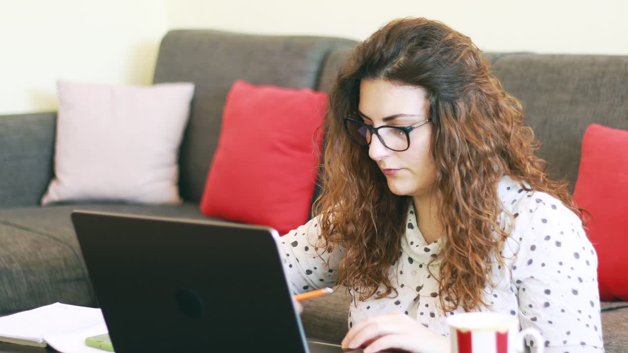 profesor tomando notas y trabajando desde casa en una laptop comunicándose en línea con los alumnos después del brote de coronavirus en europa