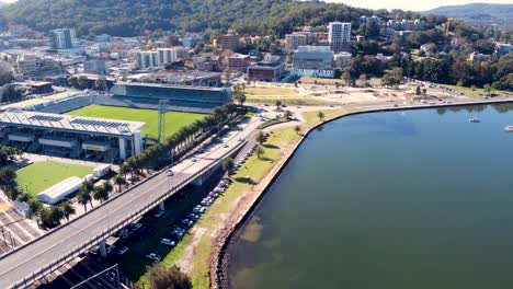 Drohnen-Luftschwenkaufnahme-Der-Malerischen-Brian-Mcgowan-Brücke-Gosford-City-Cbd-Mit-Dem-Fußballstadion-Der-Seeleute-Central-Coast-Tourism-NSW-Australien-3840x2160-4k