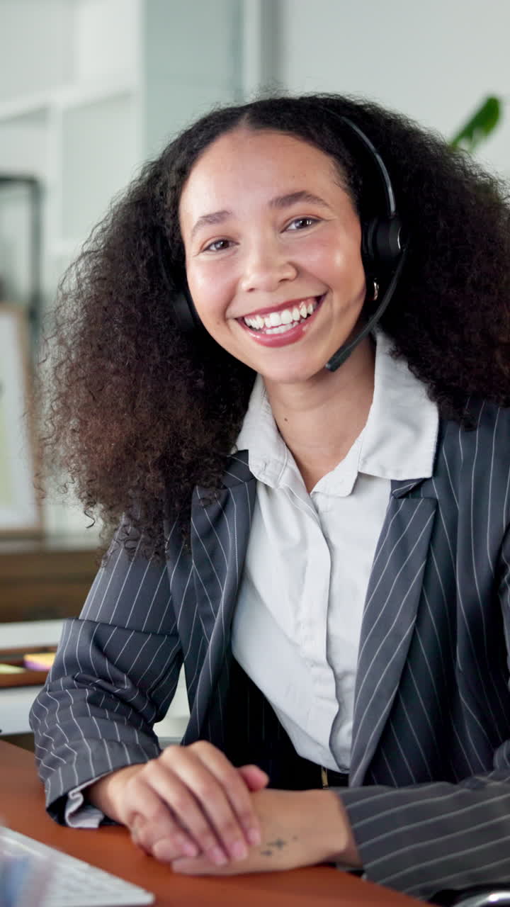 Jovem sorrindo usando headset no escritório