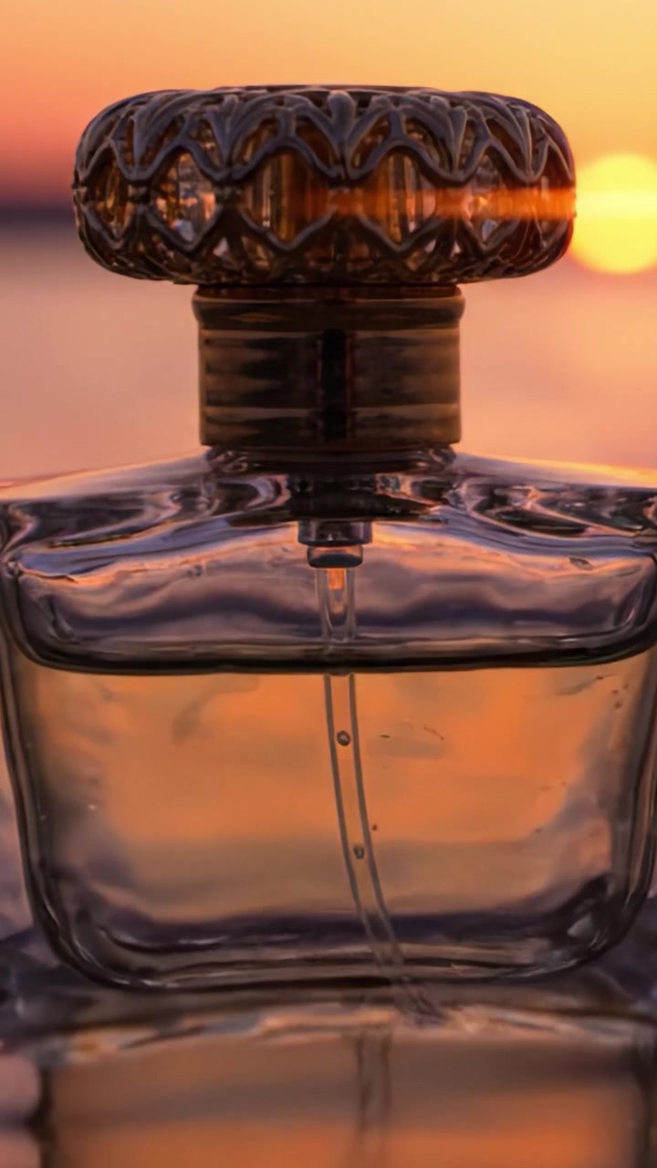 Essenza accattivante: una bottiglia di profumo elegante che luccica in mezzo a uno splendido tramonto, mettendo in mostra riflessi e serenità in un ambiente tranquillo.