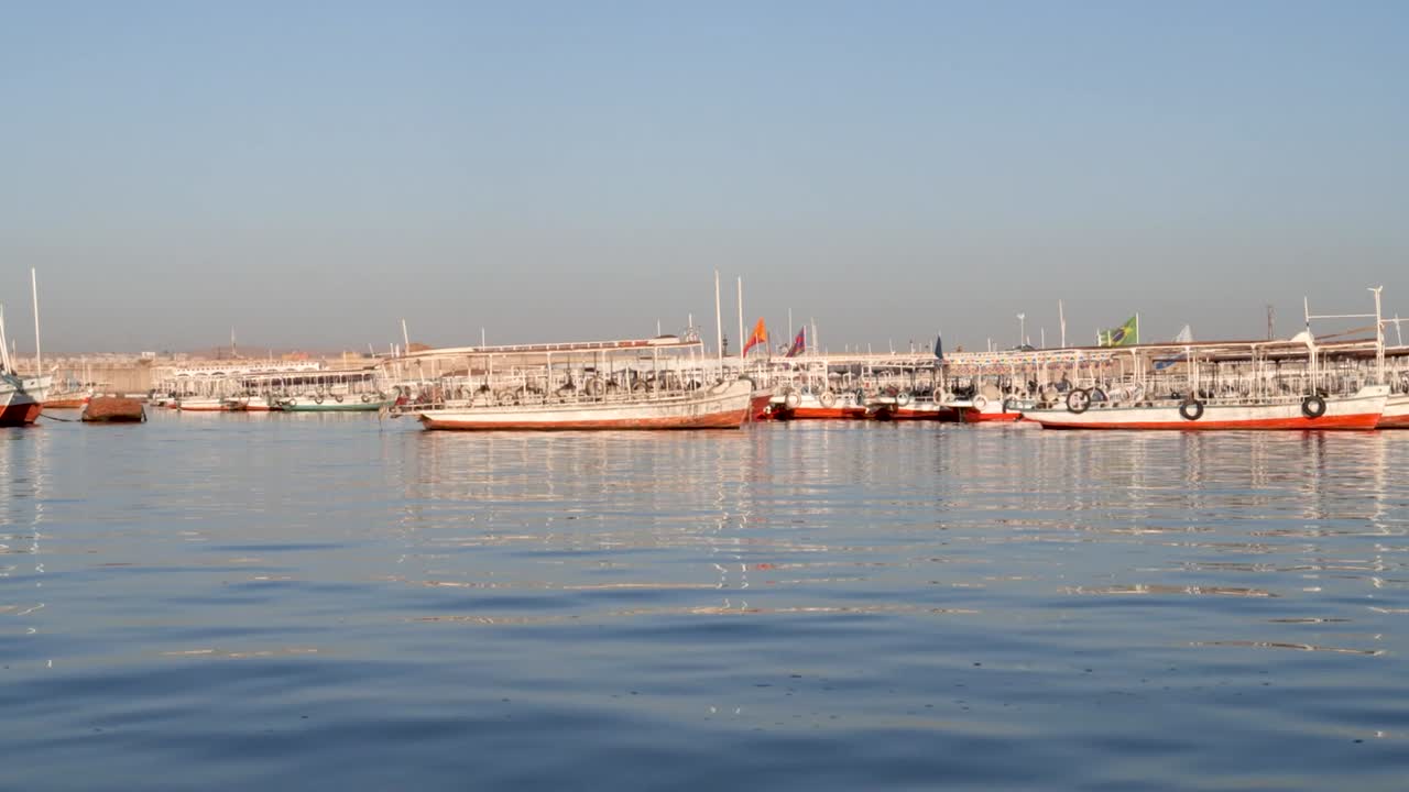 이집트 아스완의 나일강에 나란히 정박해 있는 전통적인 배들