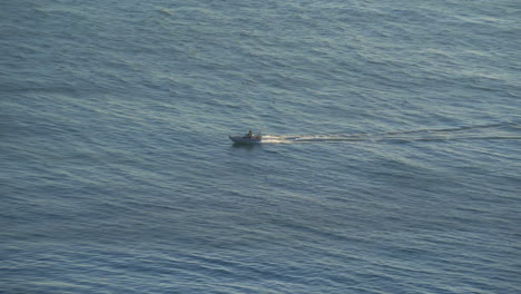 Speed-boat-on-the-ocean