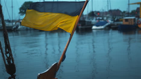 bandera de pomerania flota en el viento en el puerto deportivo con yates en el fondo